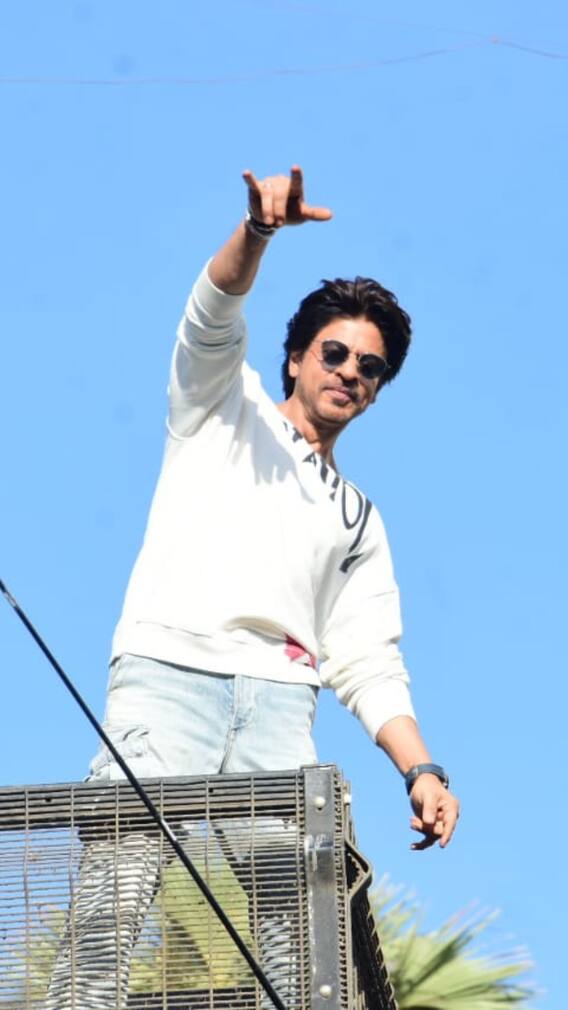 মন্নতের ব্যালকনিতে শাহরুখ খান