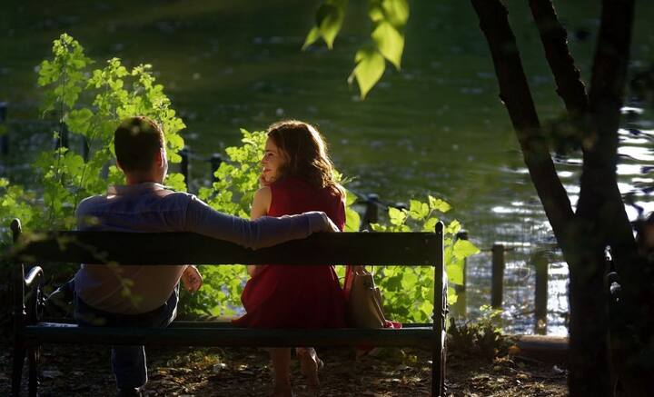 এক্ষেত্রে শুরুতেই নিজেকে প্রশ্ন করুন, আপনি জীবনে ঠিক কী চান? মনে মনে হয়ত ফিরে পেতে চাইছেন তাঁকে, কিন্তু বন্ধুত্ব বলে চালাচ্ছেন, এমন যেন না হয়। আবার হয়ত প্রাক্তনের সঙ্গে বন্ধুত্বেও আগ্রহ নেই, কিন্তু এড়াতে পারছেন না, এমন যেন না হয়। নিজের মনকে চিনুন আগে। নইলে দু’জনেরই ক্ষতি হতে পারে।