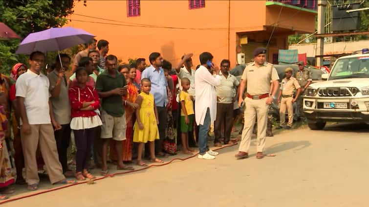 Chaos Erupts At Thakurnagar As Abhishek Banerjee About To Conduct His Nabojoyar Yatra And BJP MP Shantanu Thakur Allegedly Stops It Thakurnagar Chaos:বন্ধ হল মন্দিরের ফটক, ভাঙল তোরণ, অভিষেকের 'নবজোয়ার' যাত্রা ঘিরে তপ্ত ঠাকুরবাড়ি