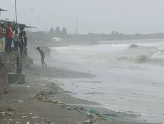 Biparjoy cyclone: ગીર સોમનાથનો દરિયો બન્યો ગાંડોતૂર, ગામની દીવાલો સુધી પહોંચ્યા મોજા