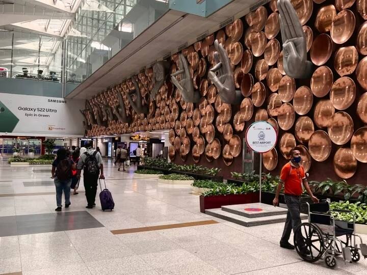 इस लिस्ट में नंबर वन पर दिल्ली के एयरपोर्ट इंदिरा गांधी इंटरनेशनल एयरपोर्ट का नाम आता है. यह भारत का सबसे व्यस्त एयरपोर्ट है जहां पिछले साल कुल 2,12,431 फ्लाइट्स ने उड़ान भरी थी.