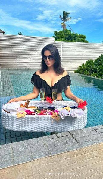 ਸੰਨੀ ਵੱਲੋਂ ਹਾਲ ਹੀ 'ਚ ਸ਼ੇਅਰ ਕੀਤੀਆਂ ਗਈਆਂ ਤਸਵੀਰਾਂ 'ਚ ਉਹ ਬਲੈਕ ਕਲਰ ਦੀ ਡੀਪ ਨੇਕ ਮੋਨੋਕਿਨੀ 'ਚ ਸਵੀਮਿੰਗ ਪੂਲ ਦੇ ਅੰਦਰ ਨਾਸ਼ਤਾ ਕਰਦੀ ਨਜ਼ਰ ਆ ਰਹੀ ਹੈ।