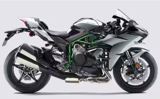Kawasaki Ninja H2R ਸਪੋਰਟ ਬਾਈਕ ਇਸ ਲਿਸਟ 'ਚ ਦੂਜੇ ਨੰਬਰ 'ਤੇ ਮੌਜੂਦ ਹੈ। ਇਸ ਬਾਈਕ 'ਚ 1000cc ਦਾ ਪਾਵਰਫੁੱਲ ਇੰਜਣ ਵੀ ਮੌਜੂਦ ਹੈ ਅਤੇ ਇਸ ਬਾਈਕ ਦੀ ਕੀਮਤ 79,90,000 ਰੁਪਏ ਐਕਸ-ਸ਼ੋਰੂਮ ਹੈ। ਲਗਭਗ 80 ਲੱਖ ਰੁਪਏ ਦੀ ਕੀਮਤ ਵਾਲੀ ਇਸ ਬਾਈਕ ਦੇ ਬਦਲੇ ਕਈ ਟਾਪ ਮਾਡਲ ਬਜਟ ਵਾਹਨ ਜਾਂ ਮਹਿੰਗੀ ਲਗਜ਼ਰੀ ਕਾਰ ਖਰੀਦੀ ਜਾ ਸਕਦੀ ਹੈ।