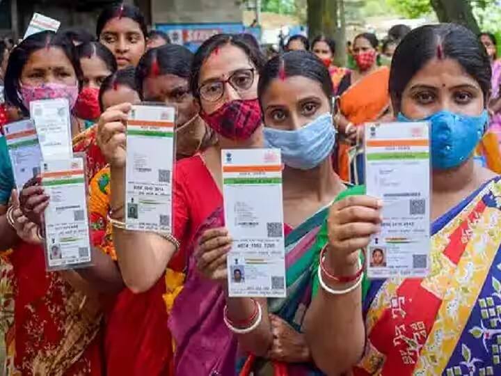 আধার ঠিকানা আপডেটের স্থিতি আপডেট অনুরোধ নম্বর (ইউআরএন) ব্যবহার করে চেক করা যেতে পারে। একবার আপডেট হয়ে গেলে, আপনি আপডেট সংস্করণ ডাউনলোড করতে পারেন ও একটি মুদ্রিত আধার কার্ড পেতে পারেন।
