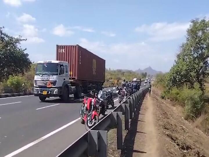 या अपघातात बाईक रायडर गंभीर जखमी झाला आहे.