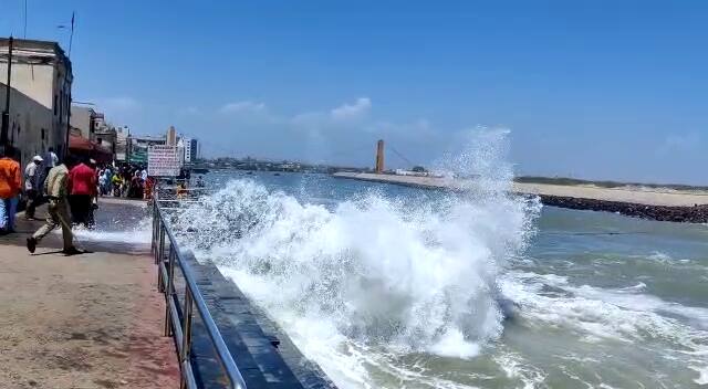 Biparjoy cyclone PHOTO: બિપરજોય વાવાઝોડાની અસર ગુજરાતના દરિયાકાંઠે જોવા મળી રહી છે. આ વાવાઝોડું ગુજરાત તરફ તિવ્ર ગતિ સાથે આગળ વધી રહ્યું છે. આ દરમિયાન ગુજરાતના દરિયાકાંઠે ઉંચા મોજા ઉછળી રહ્યા છે.