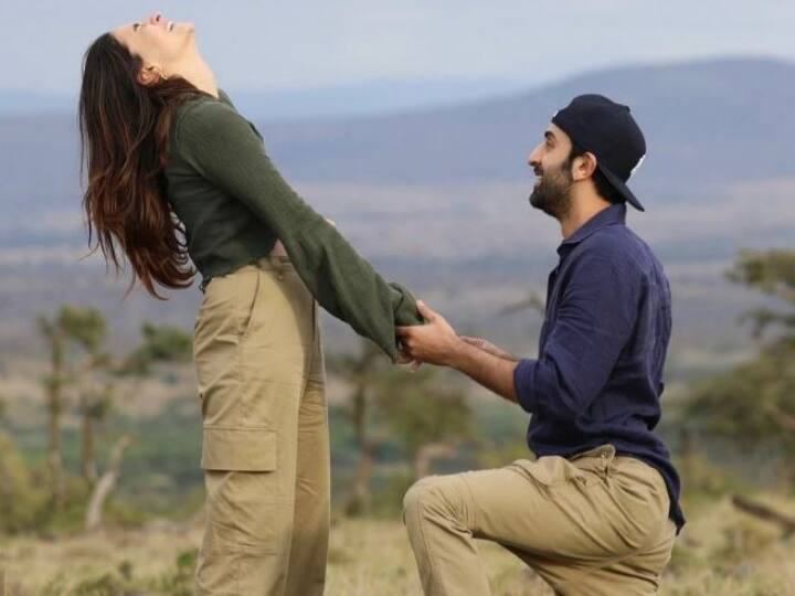 जब Ranbir Kapoor ने खोले अपने बेडरूम सीक्रेट्स, बताया था- 'बिस्तर पर आलिया कुछ ऐसा करती है कि... ' ranbir kapoor tolerate this habit of alia bhatt in bedroom जब Ranbir Kapoor ने खोले अपने बेडरूम सीक्रेट्स, बताया था- 'बिस्तर पर आलिया कुछ ऐसा करती है कि... '