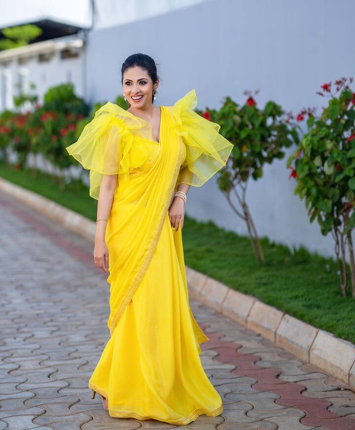 சதா, தற்போது ஃபீல்ட் அவுட் ஆனாலும் இன்ஸ்டாகிராமில் ஆக்டிவாகத் தான் இருக்கிறார்.