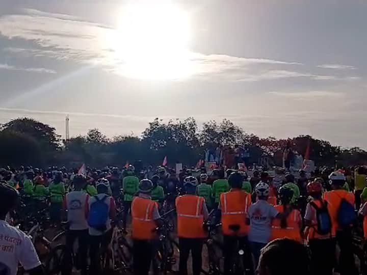 आज पहाटे सहा वाजता या सायकलपटूंनी शहराला नगरप्रदक्षिणा करत सायकल दिंडी काढली.