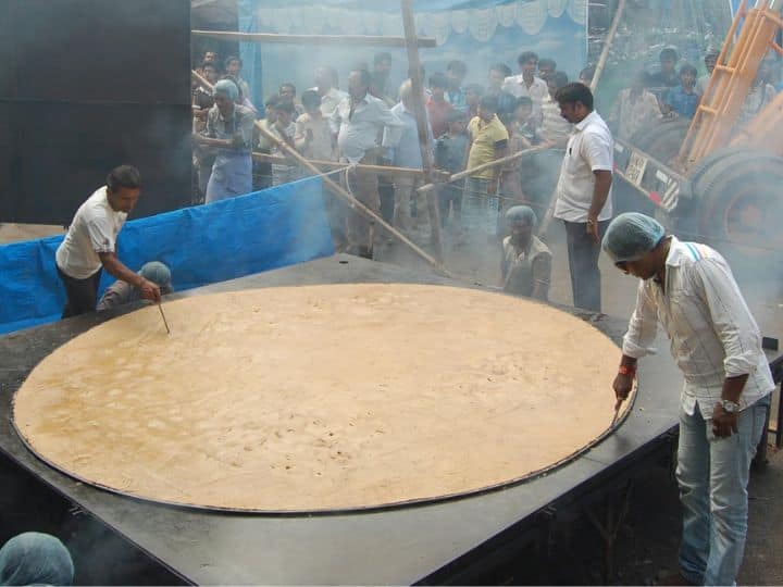 worlds largest roti is made in this city of India it weighs 145 kg भारत के इस शहर में बनती है दुनिया की सबसे बड़ी रोटी, 145 किलो होता है वजन