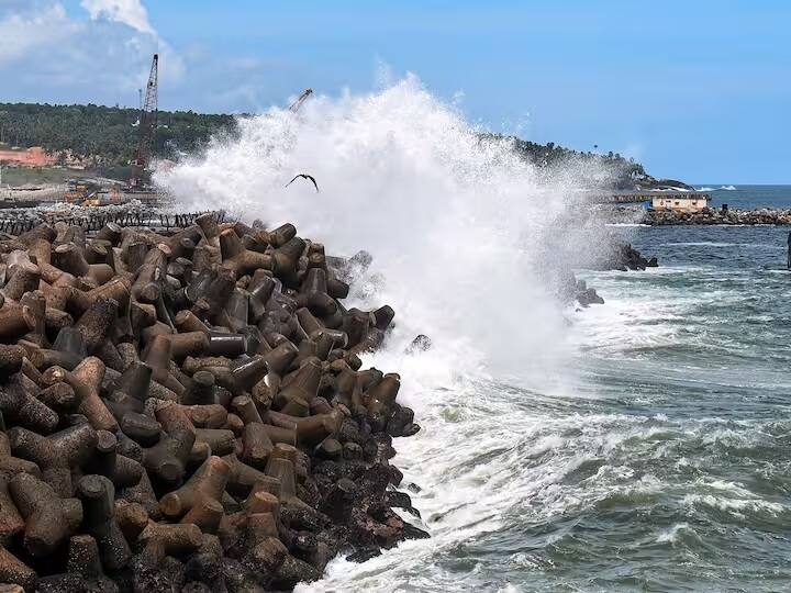 Now in just a few hours the cyclone will take a fierce form, just 500  kilometer away from Porbandar Biparjoy Cyclone: હવે માત્ર ગણતરીની કલાકમાં વાવાઝોડુ ધારણ કરશે ભીષણ સ્વરૂપ, પોરબંદરથી માત્ર આટલા કિલોમીટર દૂર