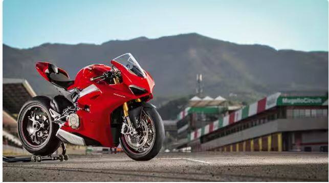 ਚੌਥੇ ਨੰਬਰ 'ਤੇ Ducati Panigale V4 R ਸਪੋਰਟਸ ਬਾਈਕ ਹੈ। ਇਸ ਸਪੋਰਟ ਬਾਈਕ 'ਚ 1000cc ਇੰਜਣ ਵੀ ਮੌਜੂਦ ਹੈ ਅਤੇ ਇਸ ਬਾਈਕ ਦੀ ਐਕਸ-ਸ਼ੋਰੂਮ ਕੀਮਤ 69,90,000 ਰੁਪਏ ਹੈ।