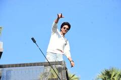 Shah Rukh Khan: দুই বাহু ছড়িয়ে 'মন্নত'-এর ব্যালকনিতে শাহরুখ, পা মেলালেন 'ঝুমে জো পাঠান' গানের হুকস্টেপে