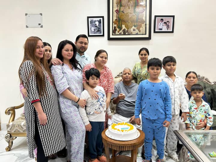Lalu Yadav 76th Birthday Cut Cake With Family at Night Know about Programs by RJD Leaders and Workers ann Lalu Yadav’s Birthday: लालू ने परिवार के साथ रात में केक काटा, बहू के साथ दिखीं बेटियां, जानिए क्या है आज का कार्यक्रम