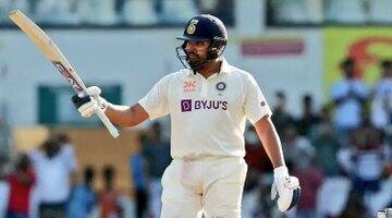 444 என்ற இமாலய இலக்கை அடைய அதிரடியாக களமிறங்கியது ரோஹித்-கில் கூட்டணி.