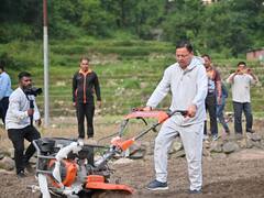 Uttarakhand News: सीएम धामी का उत्तरकाशी दौरा, सिरोर में रागी की बुवाई करते आए नजर, देखें तस्वीरें