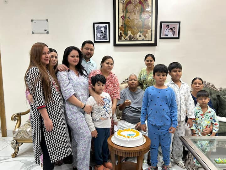 Lalu's daughter Rohini Acharya and her son, elder daughter Misa Bharti and their children, Tejashwi Yadav's wife Rajshree Yadav were also seen in the photos. (Image Source: Twitter/@yadavtejashwi)