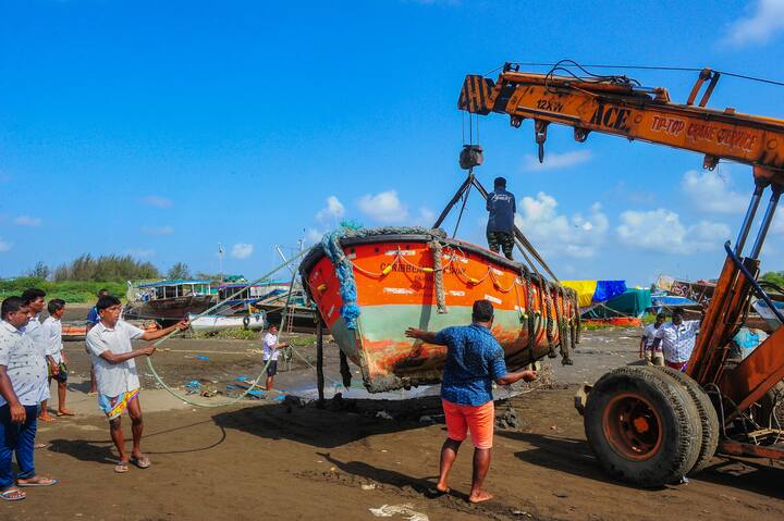 बिपरजॉय चक्रीवादळाने मार्ग बदलला असून हे उत्तर-ईशान्य दिशेने पुढे जात आहे. 'बिपरजॉय' तौक्ते चक्रीवादळानंतरचं सर्वात शक्तीशाली चक्रीवादळ असल्याचं भारतीय हवामान विभागाने म्हटलं आहे. गुजरातच्या सौराष्ट्र आणि कच्छ भागाला यलो अलर्ट जारी करण्यात आला आहे.