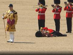 British Soldiers Faint: పరేడ్ చేస్తూనే కళ్లు తిరిగి పడిపోయిన బ్రిటీష్ సైనికులు, ఎండల ఎఫెక్ట్