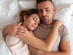 सोते वक्त किसी के साथ बेड शेयर करने की न करें गलती, जानिए क्यों डॉक्टर ने दी ये चेतावनी?