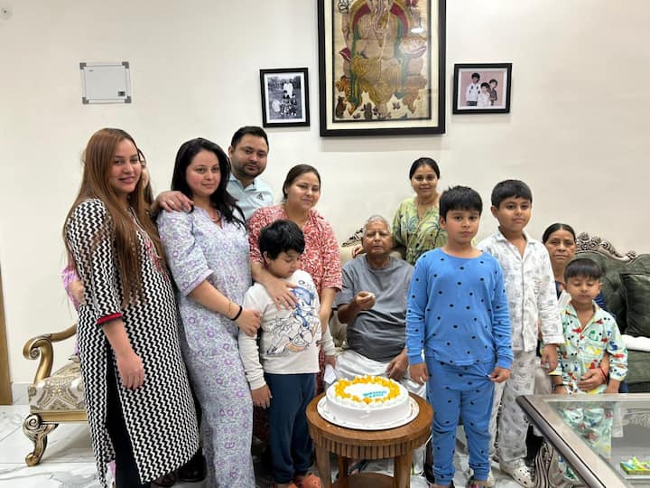 Former Railways Minister Lalu Yadav celebrated his birthday on Sunday by cutting a cake with his family at his Patna residence. His health condition is believed to have improved. (Image Source: Twitter/@yadavtejashwi)