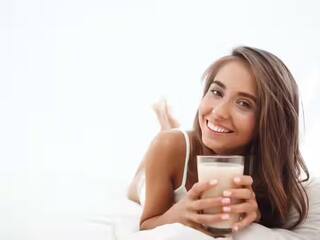 Health Tips : हे आजार होऊ शकतात दूर , दुधात मिसळा 'हा' पदार्थ; वाचा सविस्तर