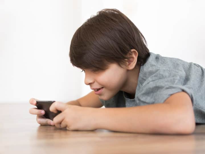 Game Addict: आपका बच्चा भी मोबाइल में खूब खेलता है गेम तो उसे न बताएं ये सब बातें, जानिए क्या Game Addict: आपका बच्चा भी मोबाइल में खूब खेलता है गेम तो उसे न बताएं ये सब बातें, जानिए क्या