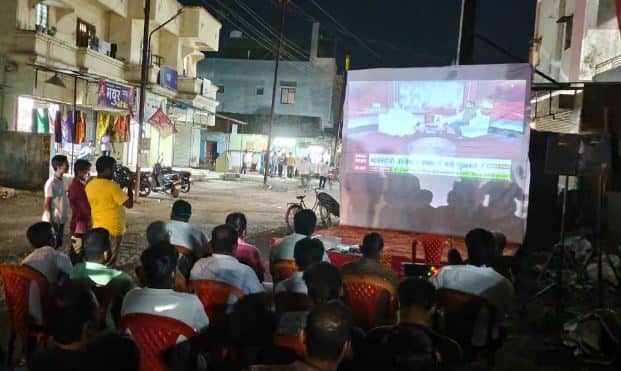 सोलापुरातील अशोक चौकात प्रोजेक्टर लावून नागरिकांनी बघितला नरसय्या आडम यांचा माझा कट्टा