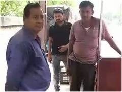 धनबाद: पैसे लेकर करता रहा टालमटोल, दुकानदार ने भड़ास निकालने बिजली मिस्त्री को बीच सड़क जंजीर से बांधा