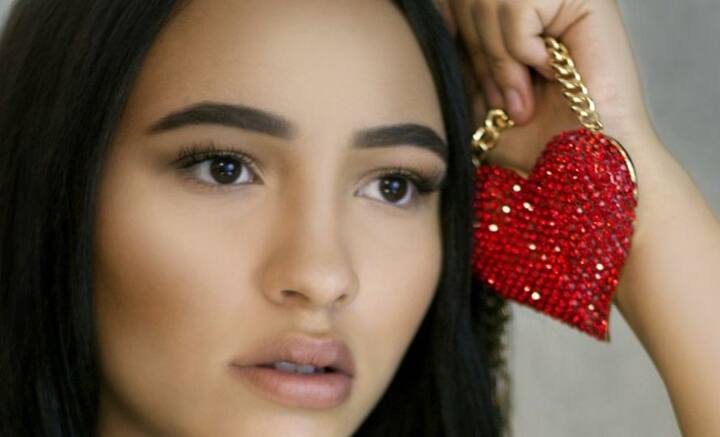 যে মানুষটিকে এককালে মন-প্রাণ দিয়ে ভালবেসেছিলেন, তাঁকে ভোলা মোটেই সহজ কাজ নয়। সময় ক্ষতে প্রলেপ দিলেও, অনুভূতি কিছু থেকেই যায় মনের মধ্যে। তাই প্রাক্তনের সঙ্গে নতুন করে সংযোগ তৈরি হলে আকাশ-কুসুম ভাবতে শুরু করি আমরা।