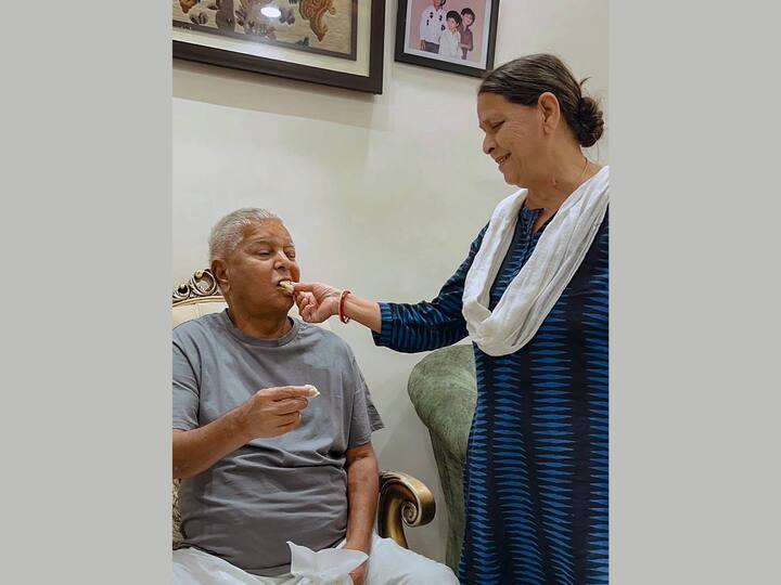 Lalu Prasad seen with his wife Rabri Devi as he celebrated his 76th birthday. (Image Source: Twitter/@yadavtejashwi)
