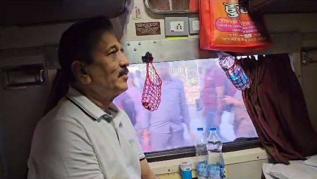 प्रवासात सुरक्षा व्यवस्था असली की पुन्हा प्रत्येक स्टेशनला 10 अतिरिक्त पोलीस बदलत राहतात.