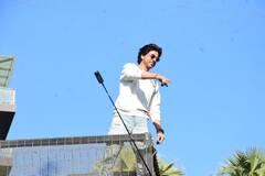 Shah Rukh Khan: দুই বাহু ছড়িয়ে 'মন্নত'-এর ব্যালকনিতে শাহরুখ, পা মেলালেন 'ঝুমে জো পাঠান' গানের হুকস্টেপে