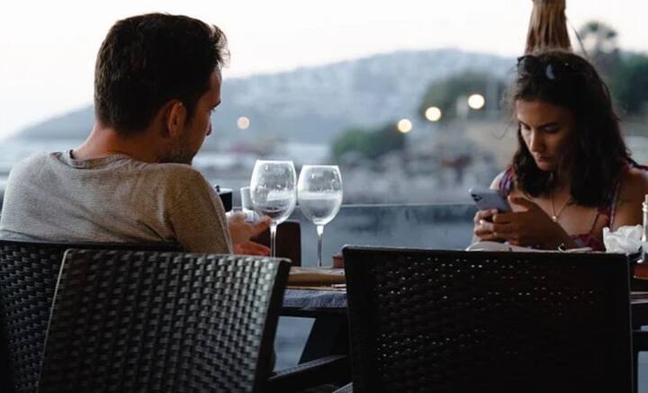 আপনার মতো তাঁর মনেও হাজারো প্রশ্ন আসতে পারে। আপনি পুরনো সম্পর্ক জোড়া লাগাতে চাইছেন কিনা, নাকি শুধু ক্ষতে প্রলেপ দিতে চাইছেন, ভাবাতে পারে তাঁদেরও। তাই নিজের উদ্দেশ্য স্পষ্ট জানিয়ে দিন গোড়াতেই। তাঁর প্রতিক্রিয়াও মেনে নিতে প্রস্তুত থাকুন।