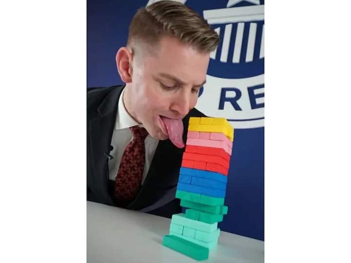 निक स्टोअबर्लने नुकताच नवीन रेकॉर्ड रचला आहे. त्याने 55.526 सेकंदामध्ये पाच जेंगा ब्लॉक काढले आहेत.