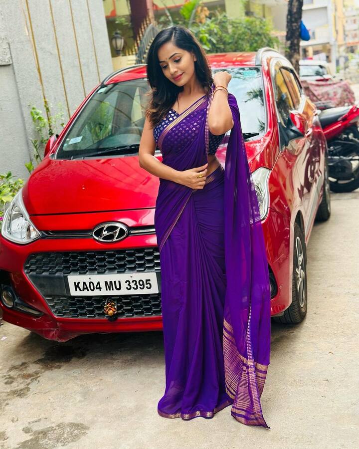 కన్నడలో పలు సీరియల్స్తో పాటు సినిమాల్లో కూడా కనిపిస్తున్న శోభా ఎప్పటికప్పుడు తన ఫోటోలను సోషల్ మీడియా లో షేర్ చేస్తుంటుంది.