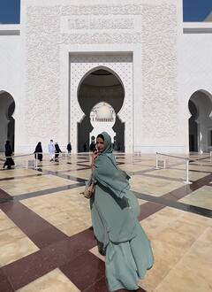 अबू धाबी पहुंचीं Jasmin Bhasin हुईं ट्रोल, एक्ट्रेस को ट्रिप में बु्र्का पहने देख भड़के यूजर्स