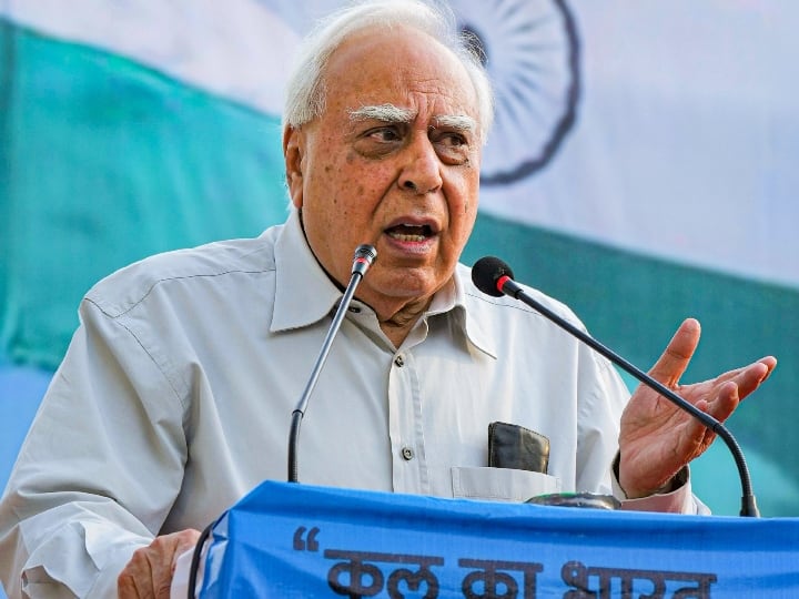 Kapil Sibal claims Delhi stands against dictatorship People of do not like central government   Kapil Sibal News: 'केंद्र सरकार को पसंद नहीं करती देश की जनता', कपिल सिब्बल का दावा- तानाशाही के खिलाफ खड़ी हुई दिल्ली 