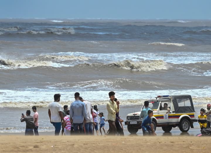 mumbai Juhu beach 6 person drowned in sea out of which  2 were rescued Mumbai: मुंबई के जुहू बीच पर पांच लोग समंदर में बहे, एक को बचाया गया, चार लापता, सर्च जारी