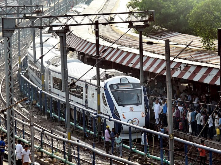 The train will pass through tunnels and railway bridges between Sidhwar (Ramgarh) and Sanki (Ranchi). It will halt at Gaya and Barkakana stations. The 27-km stretch between Sidhwar and Sanki has four tunnels, the longest being 1.7-km-long, while three others are around 600 metres each. (Image Source: PTI)