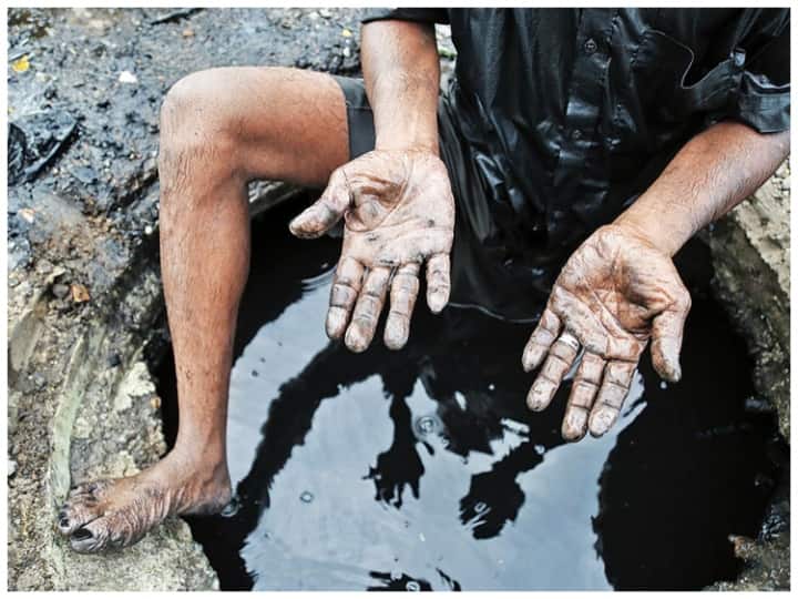 Why Manual scavenging continues even today in 156 districts manual scavenging india law abpp देश के 156 जिले में हाथ से मैला उठाने की मजबूरी, अपराध होने के बाद भी लोग क्यों कर रहे ये मजदूरी?