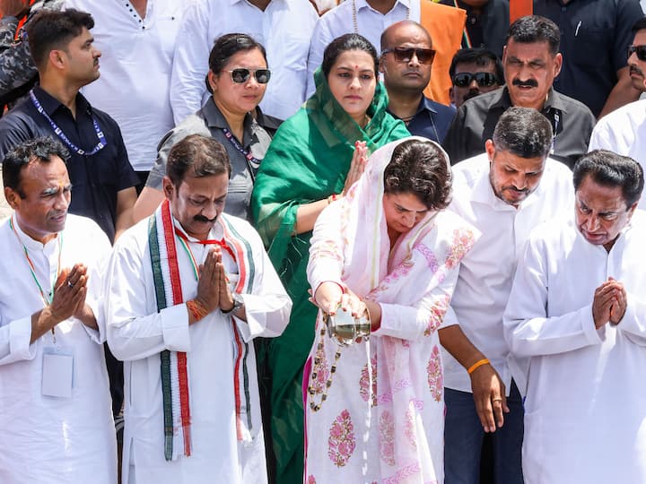 Priyanka Gandhi also performed Narmada Pujan. Under Acharya Omkar Dubey, 101 Brahmins performed the Narmada Puja and Aarti on the river bank. Image Source: PTI