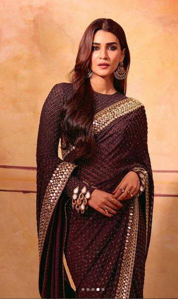 ਚਾਕਲੇਟ ਬ੍ਰਾਊਨ ਸਾੜ੍ਹੀ 'ਚ ਕ੍ਰਿਤੀ ਸੈਨਨ ਦੇ ਕਿਲਰ ਸਟਾਈਲ ਅਤੇ ਉਸ ਦੇ ਕੂਲ ਅੰਦਾਜ਼ ਨੂੰ ਦੇਖ ਕੇ ਪ੍ਰਸ਼ੰਸਕਾਂ ਦੇ ਹੋਸ਼ ਉੱਡ ਗਏ ਹਨ।