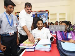 పల్నాడు జిల్లా క్రోసూరులో విద్యా కానుక కిట్ పంపిణీ చేసిన సీఎం జగన్