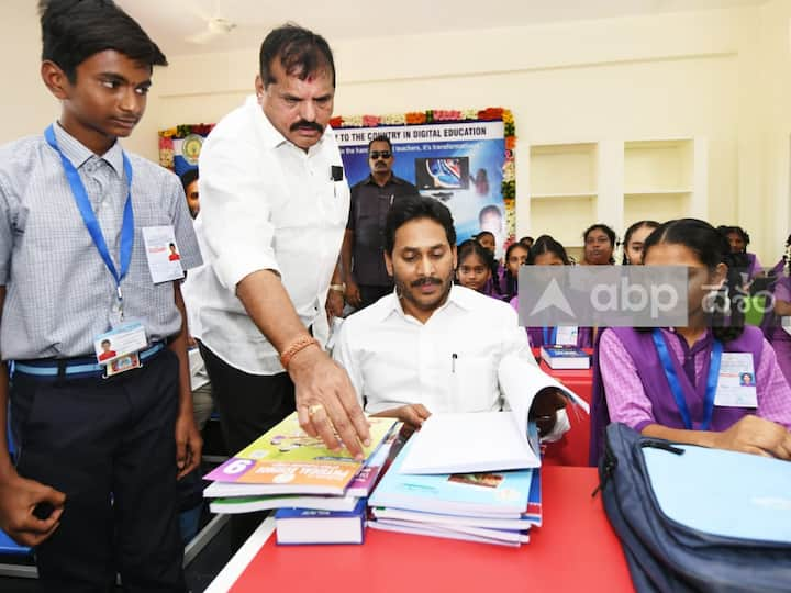 పల్నాడు జిల్లా పెదకూడరపాడు నియోజకవర్గం క్రోసూరులో విద్యా కానుక పంపిణి కార్యక్రమంలో సీఎం జగన పాల్గొన్నారు.