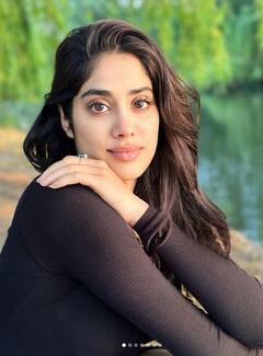 Janhvi Kapoor: ਜਾਨ੍ਹਵੀ ਕਪੂਰ ਨੇ ਟਾਪ ਦੇ ਬਟਨ ਖੋਲ ਕੇ ਫਲਾਂਟ ਕੀਤਾ ਕਲੀਵੇਜ, ਹੌਟ ਫਿਗਰ 'ਤੇ ਦਿਲ ਹਾਰ ਬੈਠੇ ਪ੍ਰਸ਼ੰਸਕ