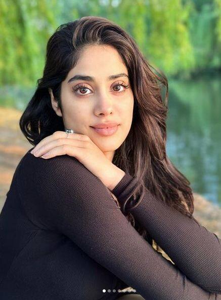 ਜਾਨ੍ਹਵੀ ਕਪੂਰ ਜਦੋਂ ਵੀ ਆਪਣੀਆਂ ਤਸਵੀਰਾਂ ਇੰਸਟਾਗ੍ਰਾਮ 'ਤੇ ਸ਼ੇਅਰ ਕਰਦੀ ਹੈ ਤਾਂ ਅਕਸਰ ਉਸ ਦੇ ਹਰ ਅੰਦਾਜ਼ 'ਤੇ ਪ੍ਰਸ਼ੰਸਕਾਂ ਦਾ ਦਿਲ ਹਾਰ ਜਾਂਦਾ ਹੈ। ਹਾਲ ਹੀ 'ਚ ਅਦਾਕਾਰਾ ਨੇ ਆਪਣੇ ਲੇਟੈਸਟ ਫੋਟੋਸ਼ੂਟ ਦੀਆਂ ਤਸਵੀਰਾਂ ਸ਼ੇਅਰ ਕੀਤੀਆਂ ਹਨ।