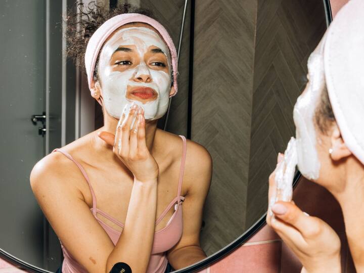 Summer Skin Care Tips: মূলত রোদ থেকে স্কিন ইরিটেশন হয়। যাঁদের সেনসিটিভ স্কিন তাঁদের ক্ষেত্রে সমস্যা মারাত্মক আকার ধারণ করতে পারে। এক্ষেত্রে কয়েকটি সাধারণ নিয়ম মেনে চলতে পারলেই সমস্যার সমাধান হবে।