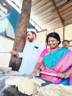 Ashadhi wari 2023 : पुण्यात वारकऱ्यांसाठी सुषमा अंधारेंनी पदर खोचला अन्  पोळ्या लाटल्या...