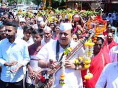 कागलमध्ये ग्रामदैवत लक्ष्मीदेवीच्या कलश दिंडीत रंगले आमदार हसन मुश्रीफ, गळ्यात घेतली वीणा